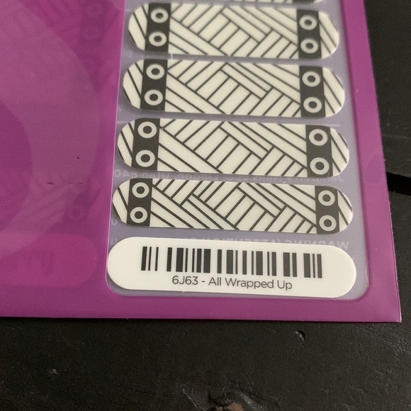 JAMBERRY Glow in the Dark Halloween Mummy Nail Wraps - All Wrapped Up - Picture 6 of 13